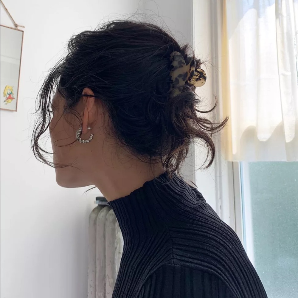 Urban Outfitters Tortoiseshell Hair Clip - Picture 3 of 3